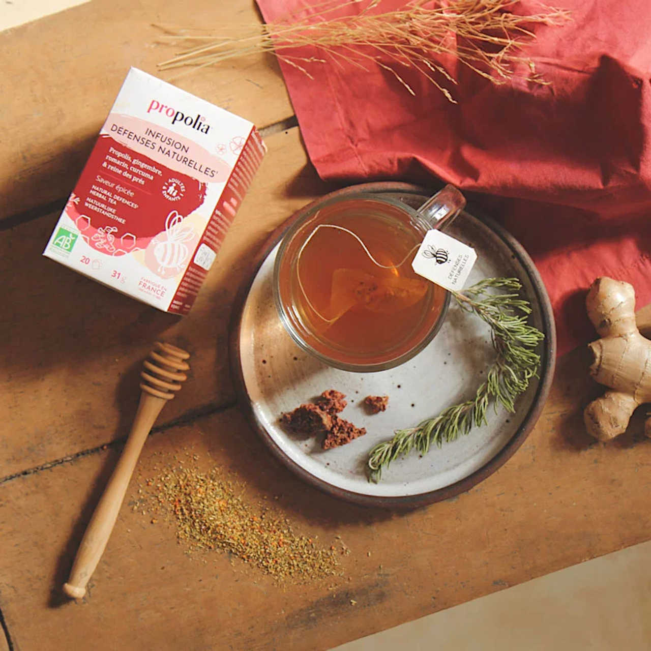 Heißer Kräutertee zur Stärkung der natürllichen Abwehrkräfte Stilleben: Glas mit aufgegossenem Tee und Teebeutel