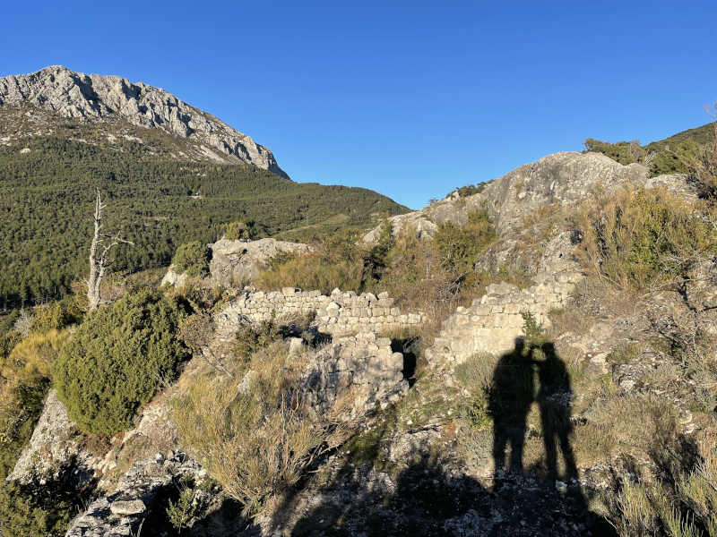 Die Buchners vor den Ruinen einer alten Forteresse Zwei Schatten in einer Landschaft der Haute Provence
